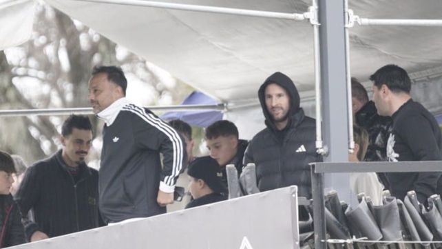 Leo Messi en las tribunas del club Unión de Arroyo Seco.&nbsp;