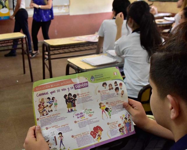 La educación sexual integral es ley nacional desde 2006, aunque su aplicación es aún dispar en las escuelas.