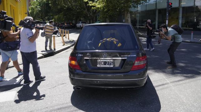 Minutos después de las 12.30 partió el cortejo fúnebre hacia el cementerio.