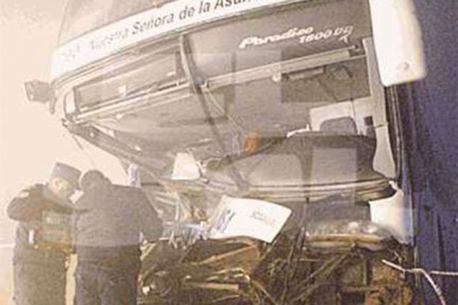 Un muerto y un herido al chocar un micro y tres camiones en la ruta 14