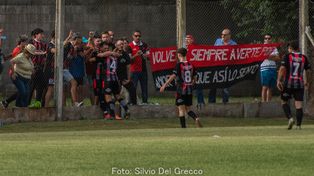 Se abrazan con su gente a la clasificación.Atlético Sanford gritó la conquista del Oreja Mijoch sobre el cierre del primer tiempo y defendió el empate durante todo el complemento.