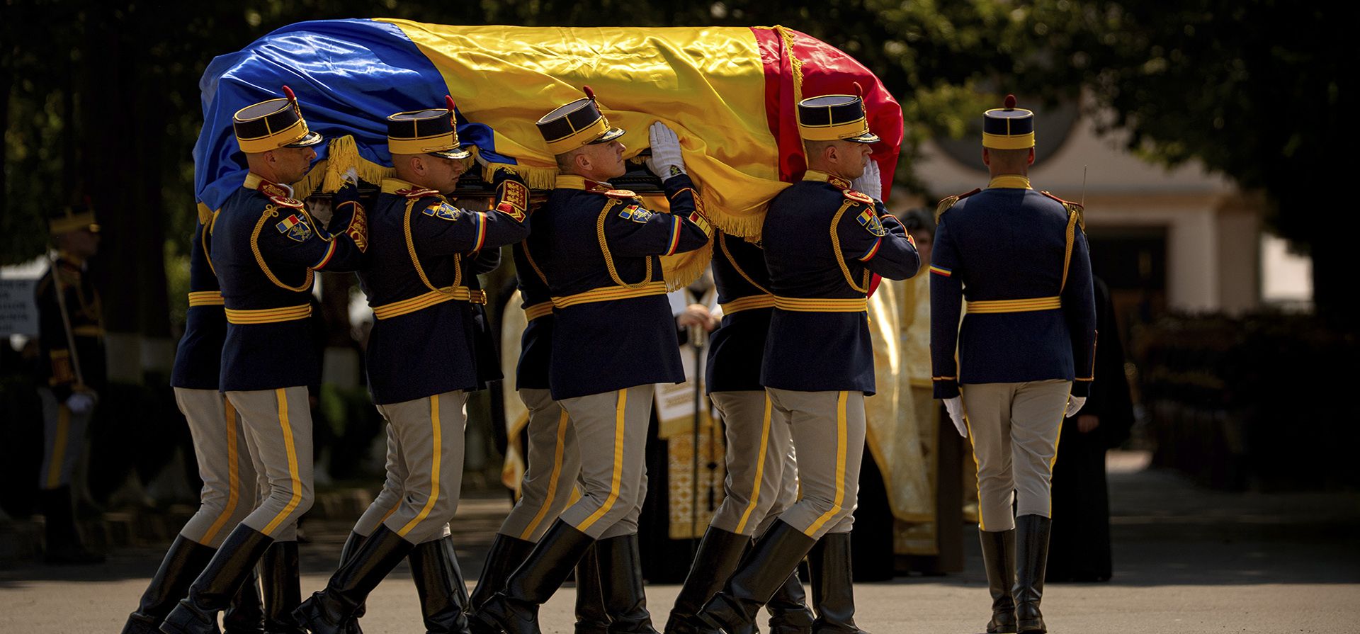 Soldados de la guardia de honor portan el ataúd del difunto Ion Iliescu, el primer presidente de Rumania elegido libremente tras la caída del comunismo en 1989, en el cementerio militar de Ghencea III, en Bucarest, Rumania, el jueves 7 de agosto de 2025. (Foto AP/Andreea Alexandru) Soldados de la guardia de honor portan el ataúd del difunto Ion Iliescu, el primer presidente de Rumania elegido libremente tras la caída del comunismo en 1989, en el cementerio militar de Ghencea III, en Bucarest, Rumania, el jueves 7 de agosto de 2025. (Foto AP/Andreea Alexandru)