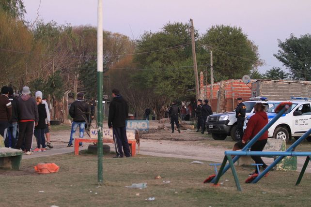 La plaza de la villa es un polvorín. Foto UNO Juan Ignacio Pereira.&nbsp;