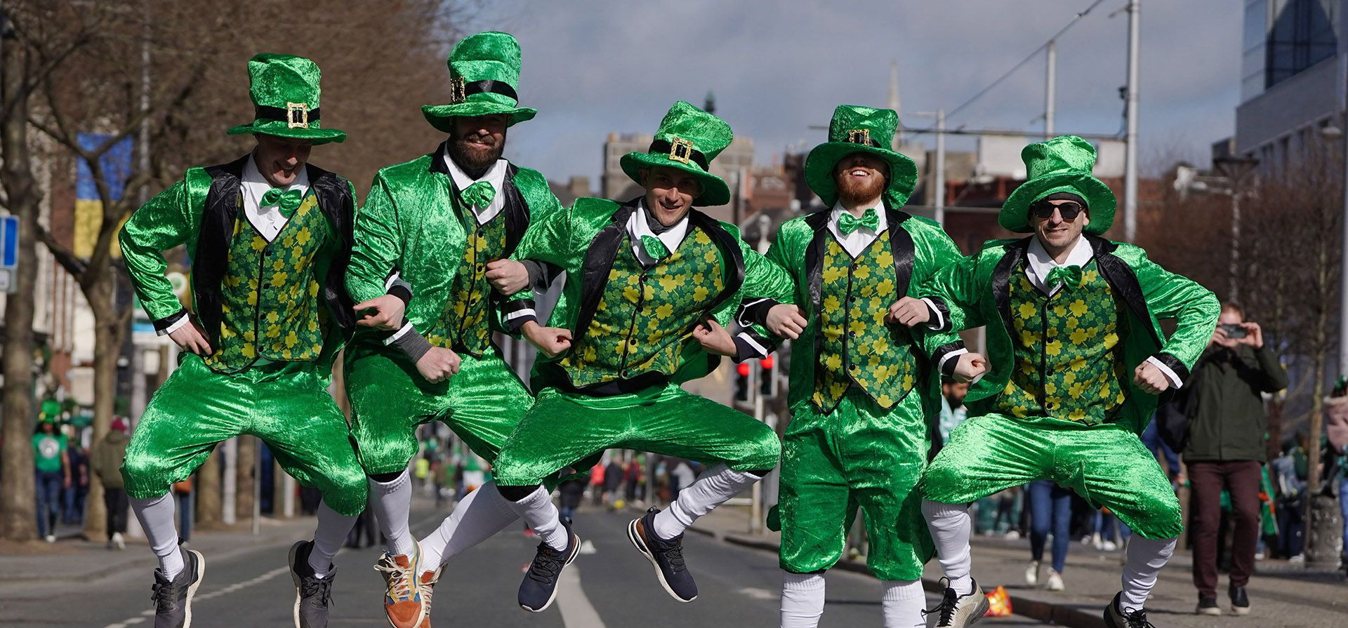 Participantes del Desfile del Día de San Patricio, posan para la foto en Dublín, el jueves 17 de marzo de 2022. Las celebraciones del Día de San Patricio han regresado por completo y se esperan multitudes en las calles después de que el COVID-19 pusiera una pausa en las celebraciones por los últimos dos años.