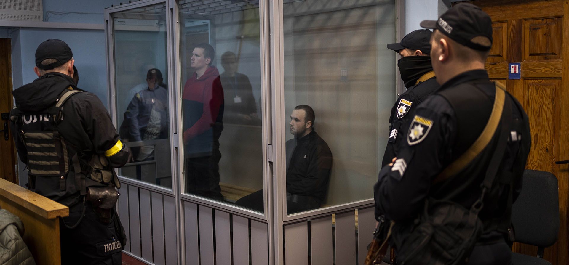 Los soldados rusos Alexander Alexeevich Ivanov y Alexander Vladimirovich Bobykin asisten a su audiencia de juicio en Kotelva, noreste de Ucrania, el jueves 26 de mayo de 2022. Los dos soldados rusos acusados de crímenes de guerra en Ucrania podrían enfrentar hasta 12 años de prisión.