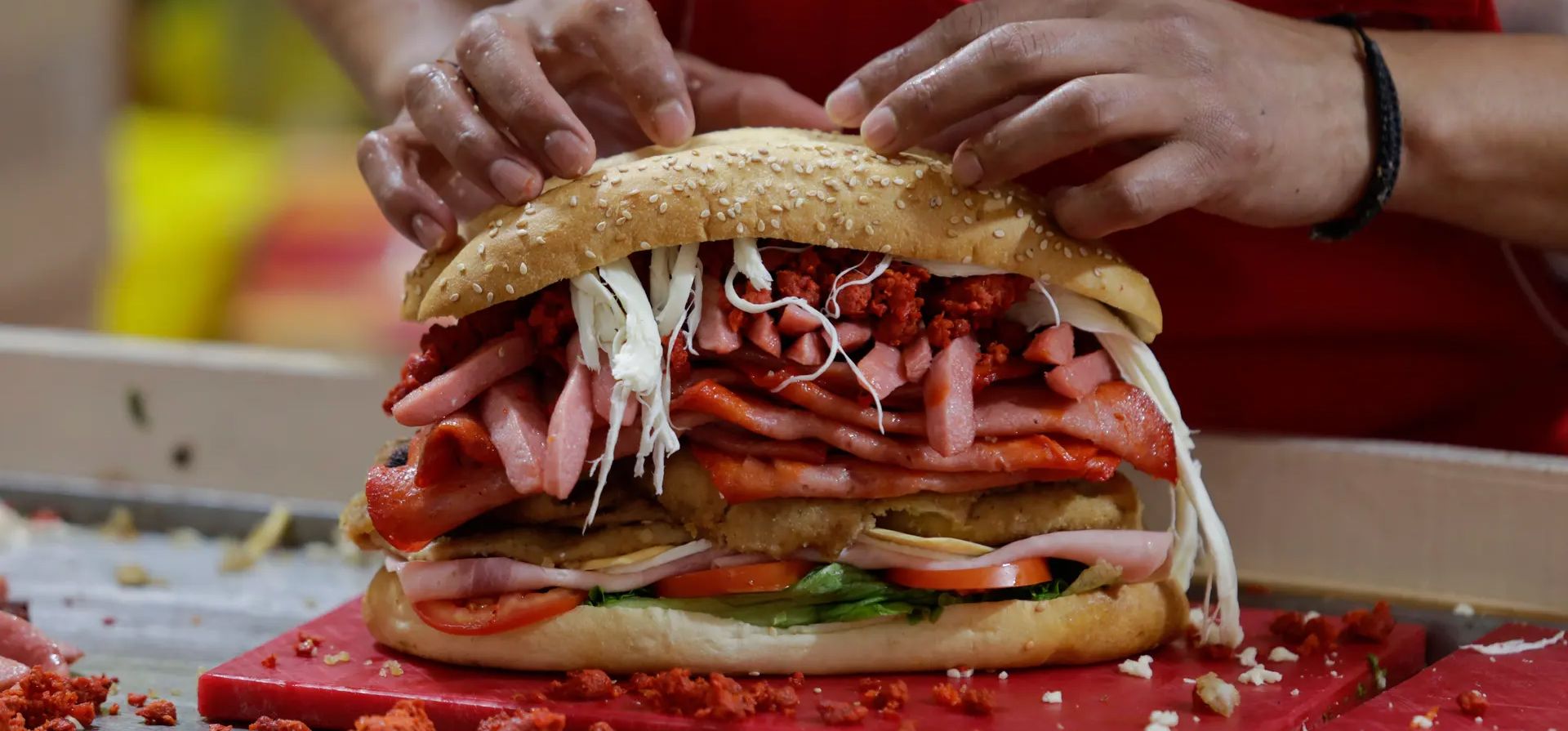 Ciudad de México, México. Un participante en una feria internacional de alimentos prepara una torta cubana, un tipo de sándwich mexicano. Fotografía: Gerardo Vieyra/NurPhoto/Shutterstock Ciudad de México, México. Un participante en una feria internacional de alimentos prepara una torta cubana, un tipo de sándwich mexicano. Fotografía: Gerardo Vieyra/NurPhoto/Shutterstock