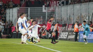 Salcedo ya conectó y observa Velázquez. Será gol de Newells.