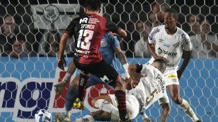 De puntín al gol. El remate de Sforza va camino a la red. El 1-0 al final del PT.