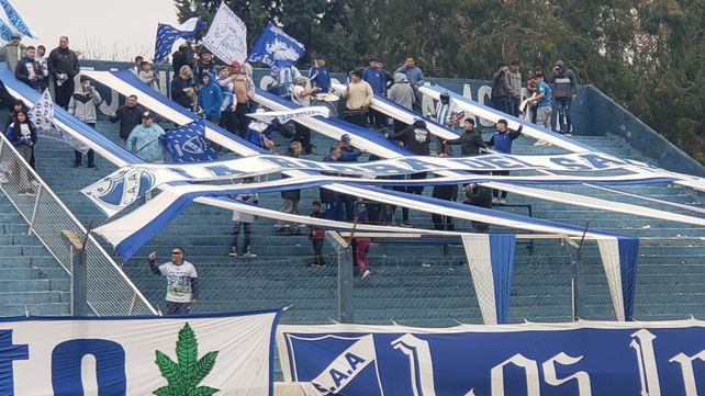 El aguante del Albo.&nbsp; La hinchada de Argentino acompañó al equipo con sus cánticos y ahora espera con ansiedad el partido clásico ante el Charrúa