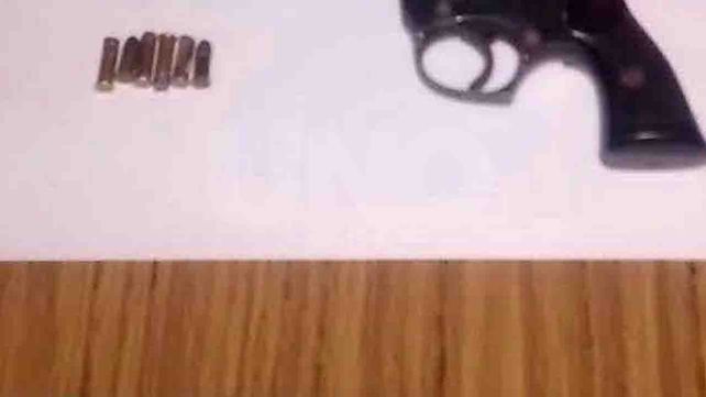 Detuvieron a un joven en Centenario con un arma de fuego cargada de balas Detuvieron a un joven en Centenario con un arma de fuego cargada de balas