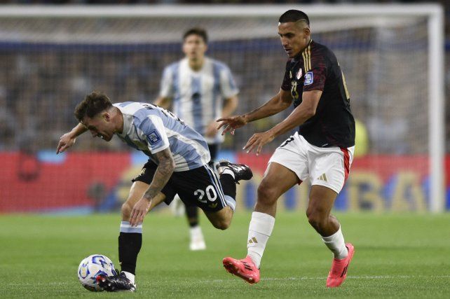 Alexis Mac Allister intenta el desnivel frente a marca del jugador peruano.