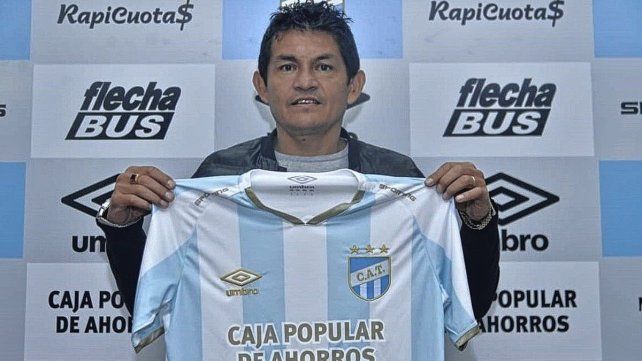 Pulga Rodríguez se dio el gusto de ponerse nuevamente la camiseta de Atlético Tucumán. Pulga Rodríguez se dio el gusto de ponerse nuevamente la camiseta de Atlético Tucumán.