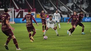 Estás rodeado. Sforza mira a los jugadores de Lanús, que tuvieron mayor tiempo la pelota en sus dominios.