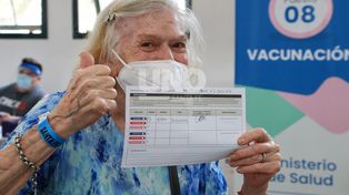 Segunda dosis. El certificado de vacunación tiene una fecha estimativa que confundió a muchos adultos mayores.&nbsp;