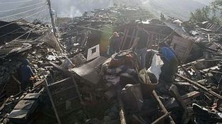 Un hombre de más de 100 años fue rescatado bajo los escombros en Nepal