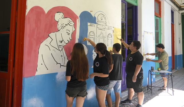 Los chicos y chicas del centro de estudiantes fueron a la escuela un sábado por la mañana para diseñar el mural.