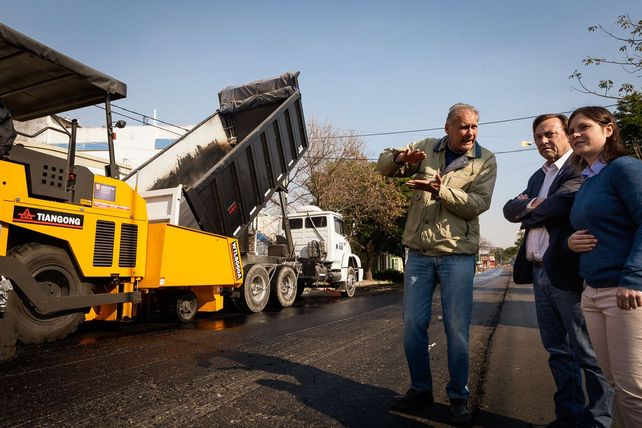 Obras. El intendente Varisco (junto a su hija) recorre diariamente las obras y controla el avance de las mismas.