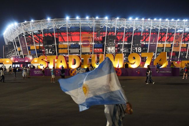 En fotos: las postales con hinchas argentinos alentando en el partido decisivo contra Polonia