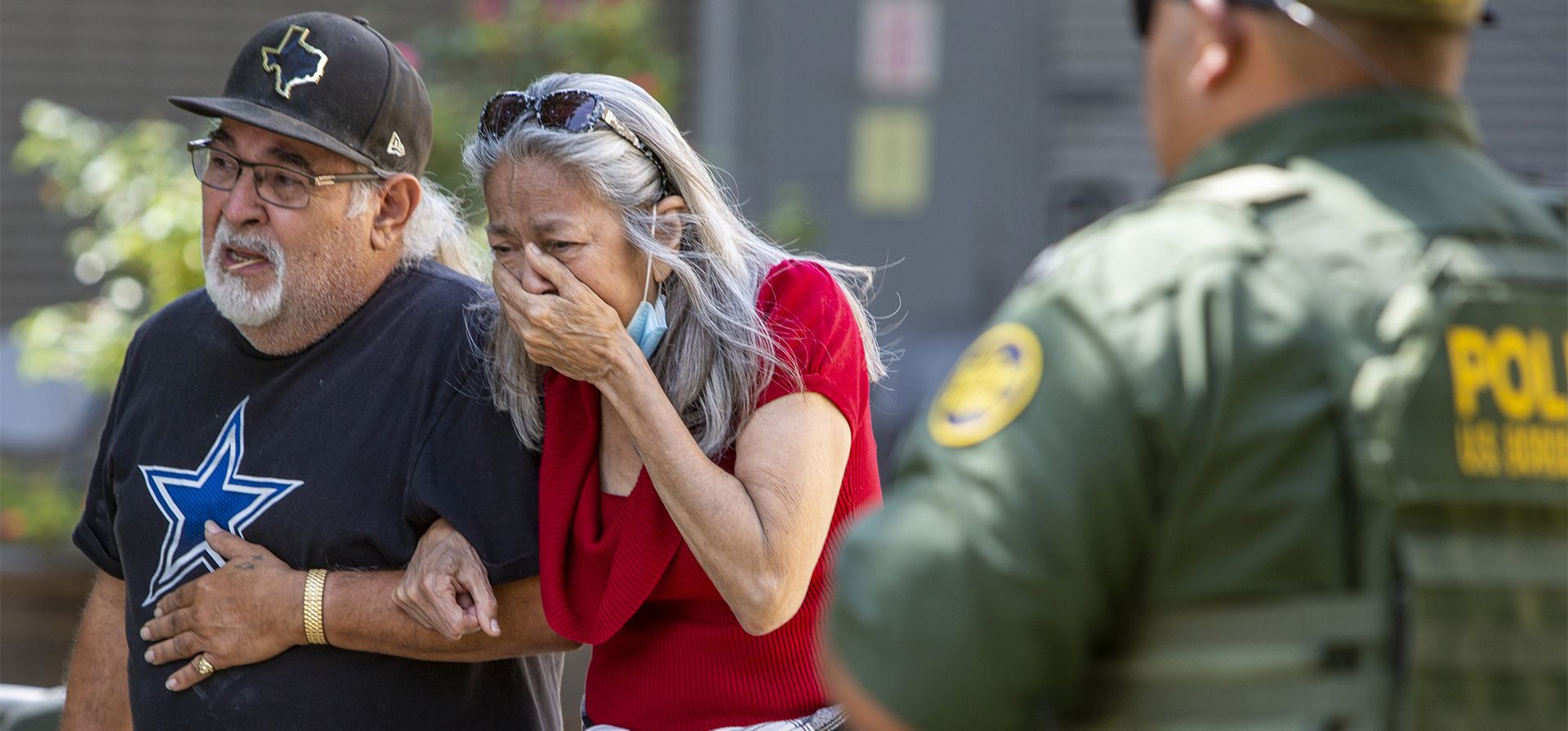 Una mujer llora al salir del Centro Cívico de Uvalde, el martes 24 de mayo de 2022, en Uvalde, Texas. Un hombre armado de 18 años abrió fuego el martes en una escuela primaria de Texas, mató a varios niños y a un maestro e hirió a otros.