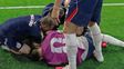 El mediocampista inglés Jordan henderson, “ debió ser retirado en camilla tras una fuerte caída al intentar superar los carteles publicitarios del Estadio Azteca El mediocampista inglés Jordan henderson, “ debió ser retirado en camilla tras una fuerte caída al intentar superar los carteles publicitarios del Estadio Azteca