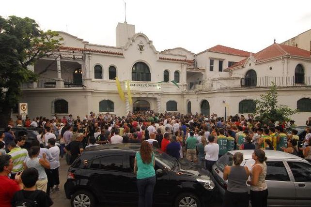 Más de 500 personas se unieron en un abrazo simbólico por Serena