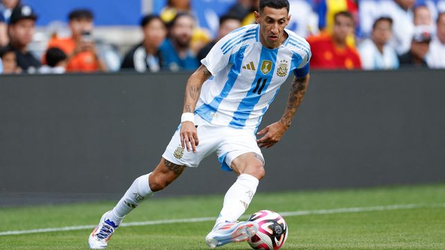 Di María viene de retirarse de la selección argentina y debe decidir en qué club jugará la próxima temporada.