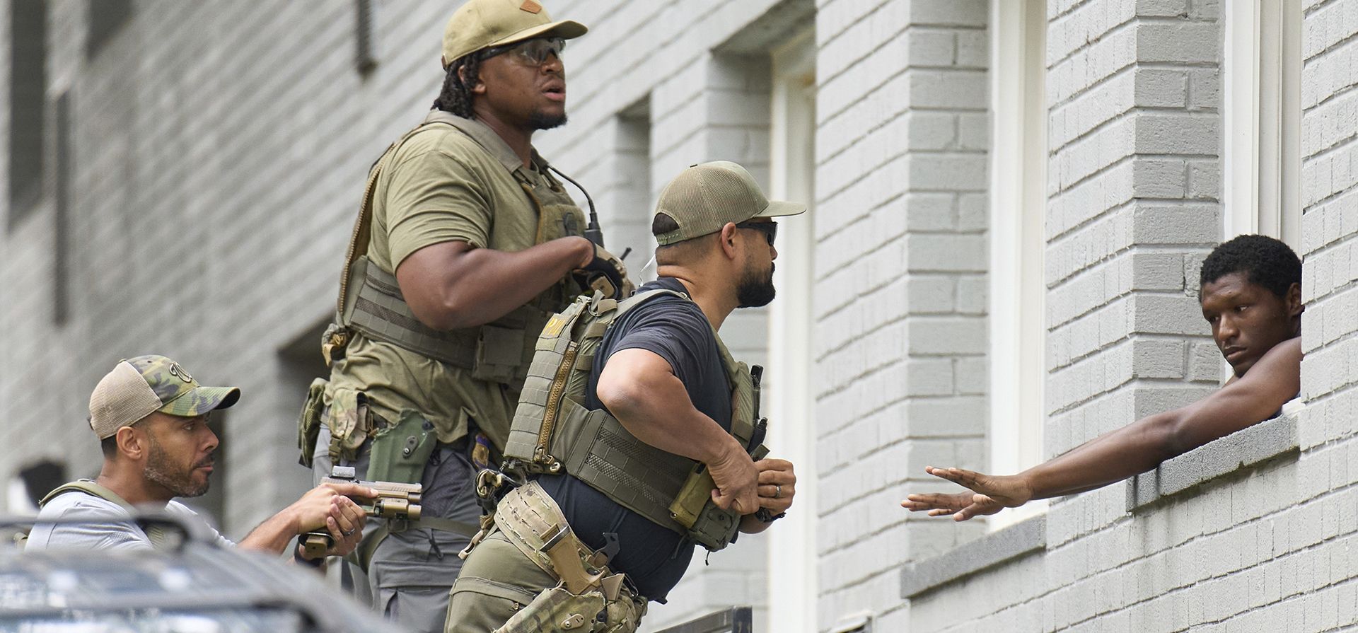 Oficiales armados se preparan para esposar a un hombre desde un complejo de apartamentos, después de un conflicto entre vecinos, martes 19 de agosto de 2025, en el barrio de Petworth, al noroeste de Washington. (Foto AP/Jacquelyn Martin)