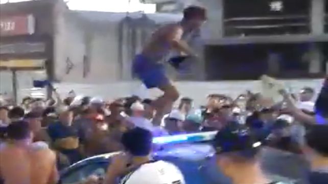 Los festejos comenzaron pacíficamente frente a la catedral de Venado Tuerto. Luego todo se desmadró y fue un caos.