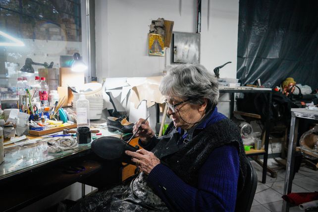 Elsa trabajando, como cada día, en el taller de Escalfe.
