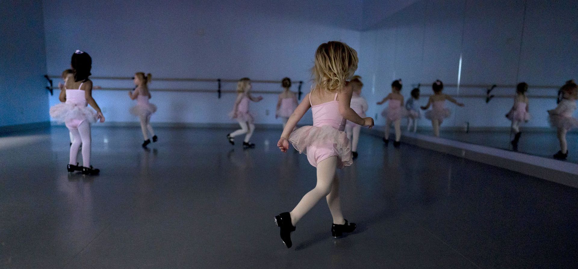 Alyssa Carpenter, de 2 años, corre con zapatos de claqué durante
