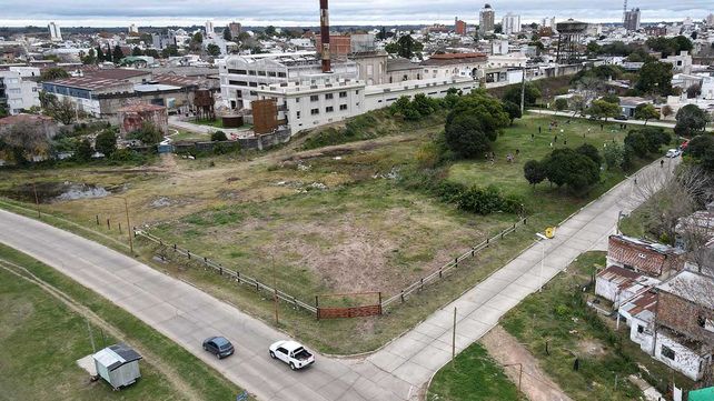 El terreno usurpado en Concepción del Uruguay está sobre las vías del ferrocarril y ya ha sido rellenado y cercado.