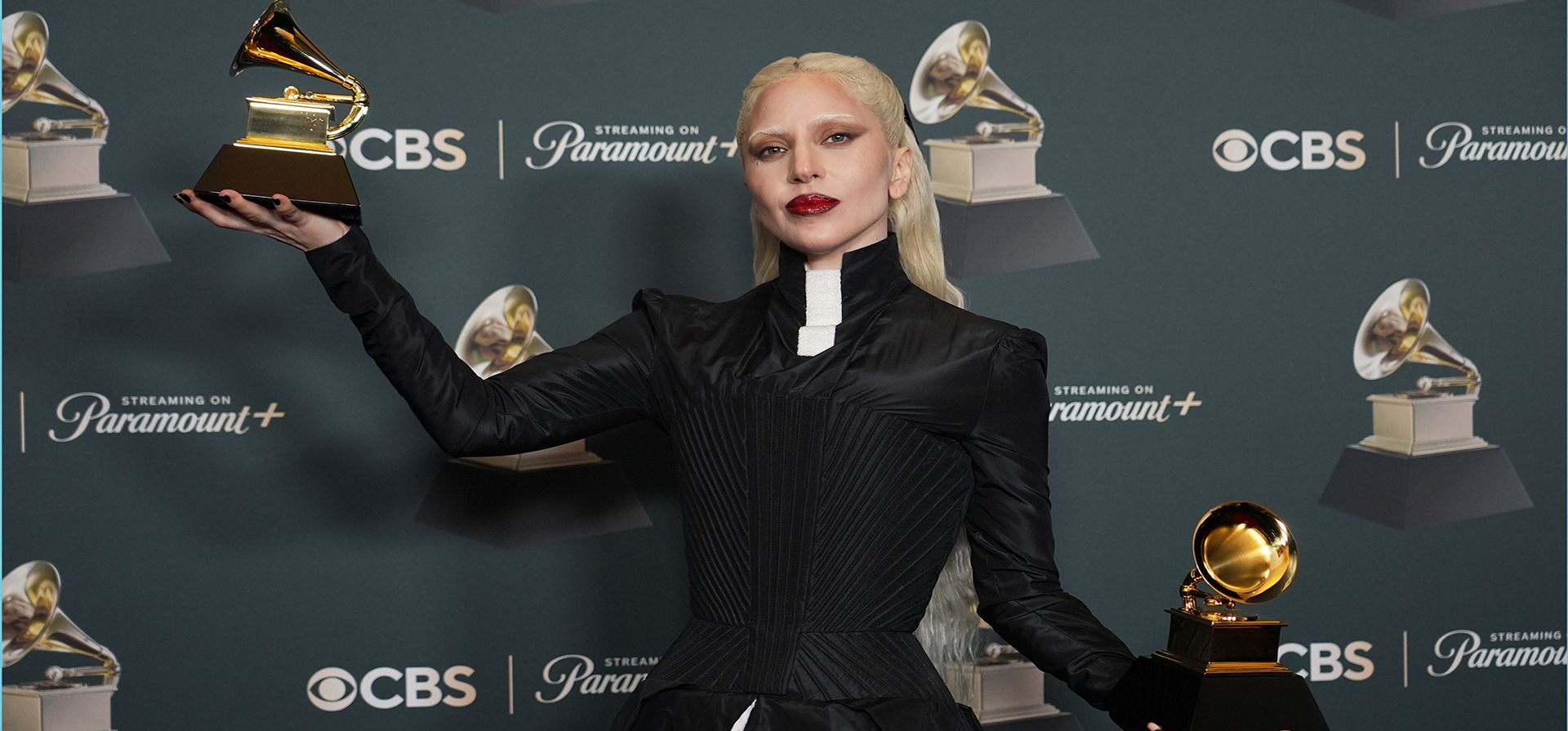 Lady Gaga posa en la sala de prensa con los premios al mejor álbum vocal pop por 