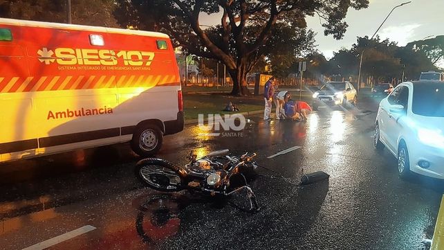 Costanera: motociclista derrapó bajo la lluvia