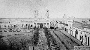 Vista de la plaza 25 de Mayo, alrededor de 1870, con la iglesia que luego sería remodelada.