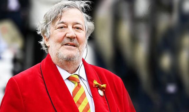 Stephen Fry interpreta al rey James III.