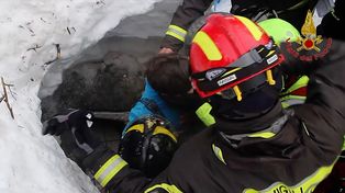 Heroico rescate de turistas de un hotel sepultado por una avalancha en Italia