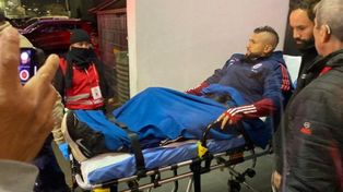 Arturo Vidal es retirado en camilla tras el encuentro de la roja ante Colombia.