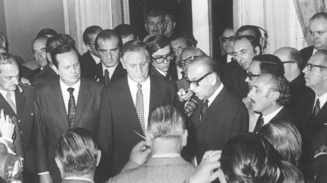 Juramento al empresario Alberto Gollán como intendente en el Palacio Municipal el 18 de mayo de 1971.