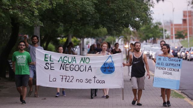 Activistas que concientizan sobre el agua en Paraná marcaron por la causa nacional.&nbsp;