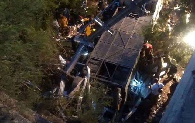 Escena. El colectivo dado vuelta y encima de él