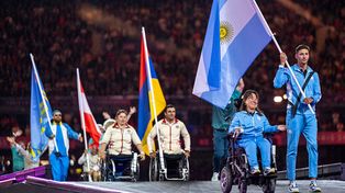 El rosarino Brian Impellizzeri y Stefanía Ferrando fueron los abanderados en la fiesta de clausura de los Juegos Paralímpicos. El rosarino ganó la medalla de oro en París 2024 y sueña con estar en Los Angeles 2028.