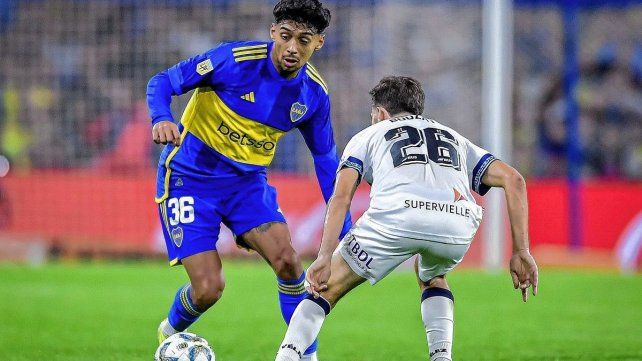 Cristian Medina intenta avanzar metros ante la marca de Agustín Bouzat.&nbsp;