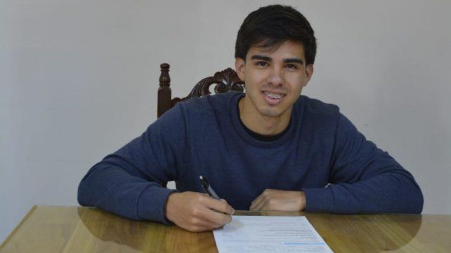Alejandro Leiva firmando su contrato con Patronato.