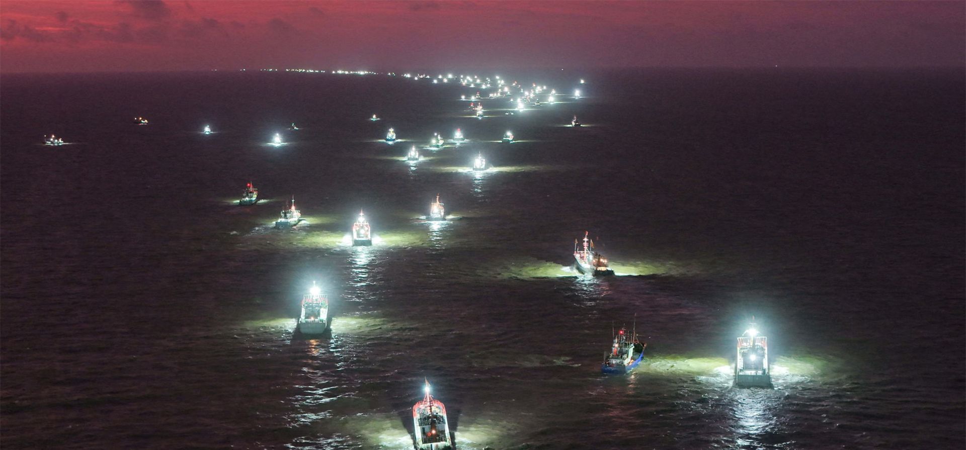 Barcos pesqueros salen al mar al amanecer desde Lianyungang, en la provincia de Jiangsu, al este de China. Fotografía: AFP/Getty Images Barcos pesqueros salen al mar al amanecer desde Lianyungang, en la provincia de Jiangsu, al este de China. Fotografía: AFP/Getty Images