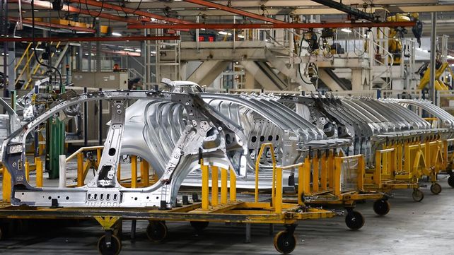 Peugeot paraliza la producción un mes y adelanta vacaciones en su planta de El Palomar .Preocupa el enfriamiento de las ventas locales y de exportación