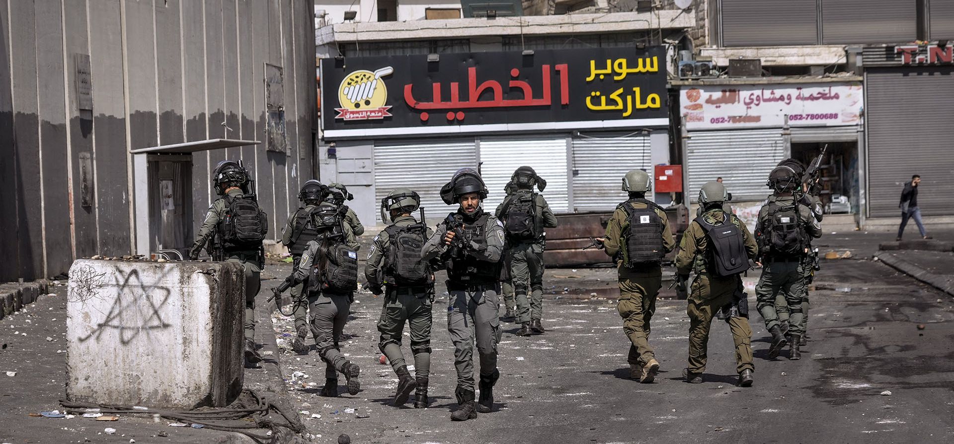 Las fuerzas de seguridad israelíes patrullan en el campo de refugiados de Shuafat en Jerusalén, el lunes 10 de octubre de 2022. La persecución sigue a un ataque a tiros el sábado en un puesto de control militar en el este de Jerusalén, donde un palestino armado huyó del lugar después de abrir fuego y matar a una mujer soldado e hiriendo a otros tres, uno de ellos de gravedad.
