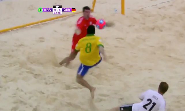 De no creer: ¿El mejor gol de la historia del fútbol playa?