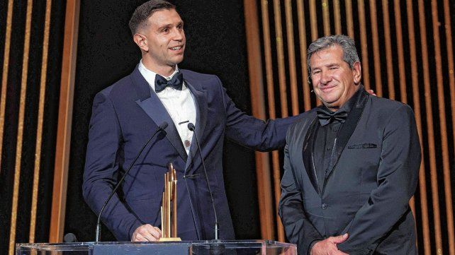 Dibu Martínez se quedó con el premio al Mejor Arquero