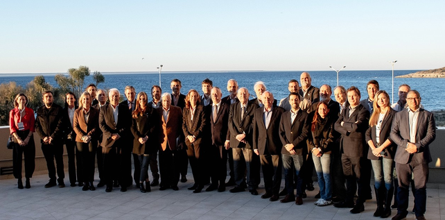 Miembros del nuevo Consejo Ejecutivo de ADEPA, en Puerto Madryn, Chubut.
