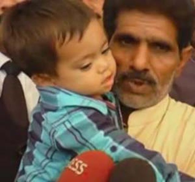 El bebé de 9 meses sale del tribunal junto a su abuelo.
